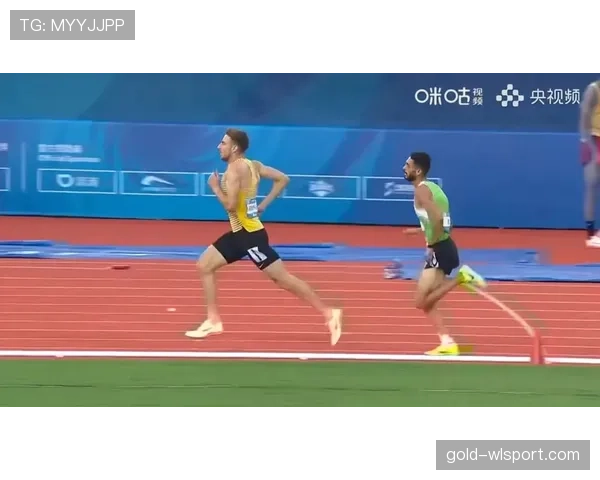石智勇训练完顺手拎走两袋米，家里狗都比我会算卡路里